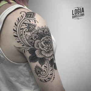 tatuaje_hombros_blackwork_ornamental_flores_Logia_Barcelona_Willian_Spindola